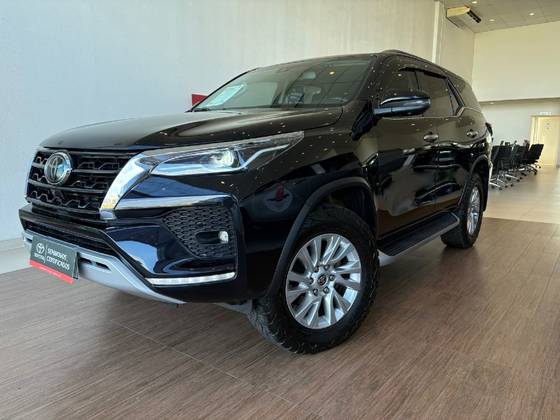 TOYOTA HILUX SW4 2.8 D-4D TURBO DIESEL SRX 4X4 AUTOMÁTICO